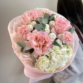 Розовые розы с белой гортензией и розовыми гвоздиками