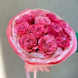 11 rozovih pionovidnih roz COUNTRY BLUES v nezhnoj upakovke