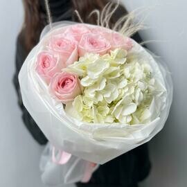 Nezhnij buket s gortenziej i pionovidnimi rozami