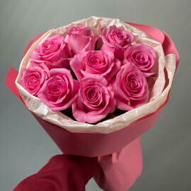 9 роз в яркой упаковке