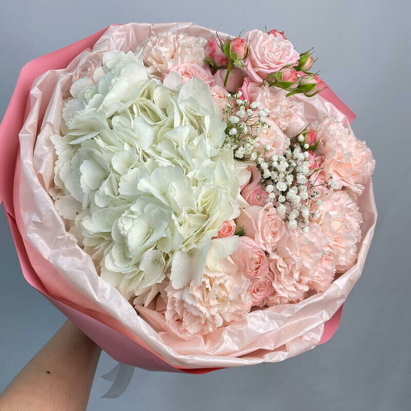 Нежный букет с белой гортензией и кустовыми розами, стандартный
