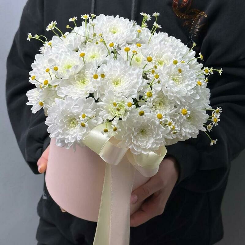 Nezhnaya korobochka s romashkoj i beloj hrizantemoj, standart