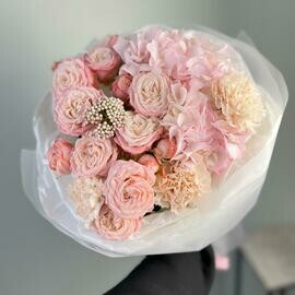 Nezhnaya gortenziya s pionovidnimi rozami i diantusami