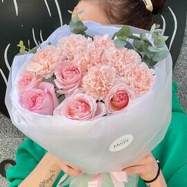 Nezhnij buket iz kremovih gvozdik i pionovidnih roz