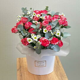 YArkie rozovie rozi s hrizantemoj santini v beloj korobochke