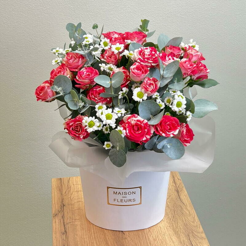 YArkie rozovie rozi s hrizantemoj santini v beloj korobochke, standart