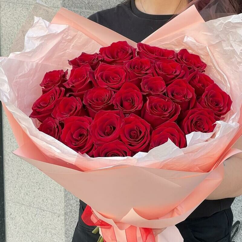 25 krasnih ekvadorskih roz v kreativnoj upakovke, 25 krasnih ekvadorskih roz v kreativnoj upakovke
