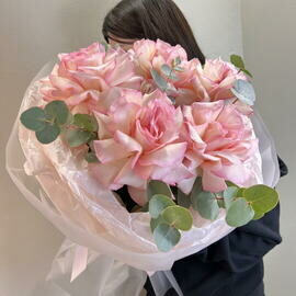 Букет живых цветов из розовых французских роз и веточек эвкалипта