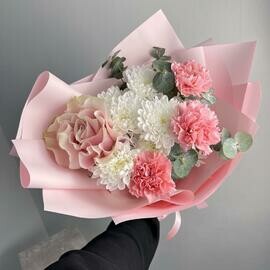 Авторский букет с французской розой, хризантемой и розовыми диантусами