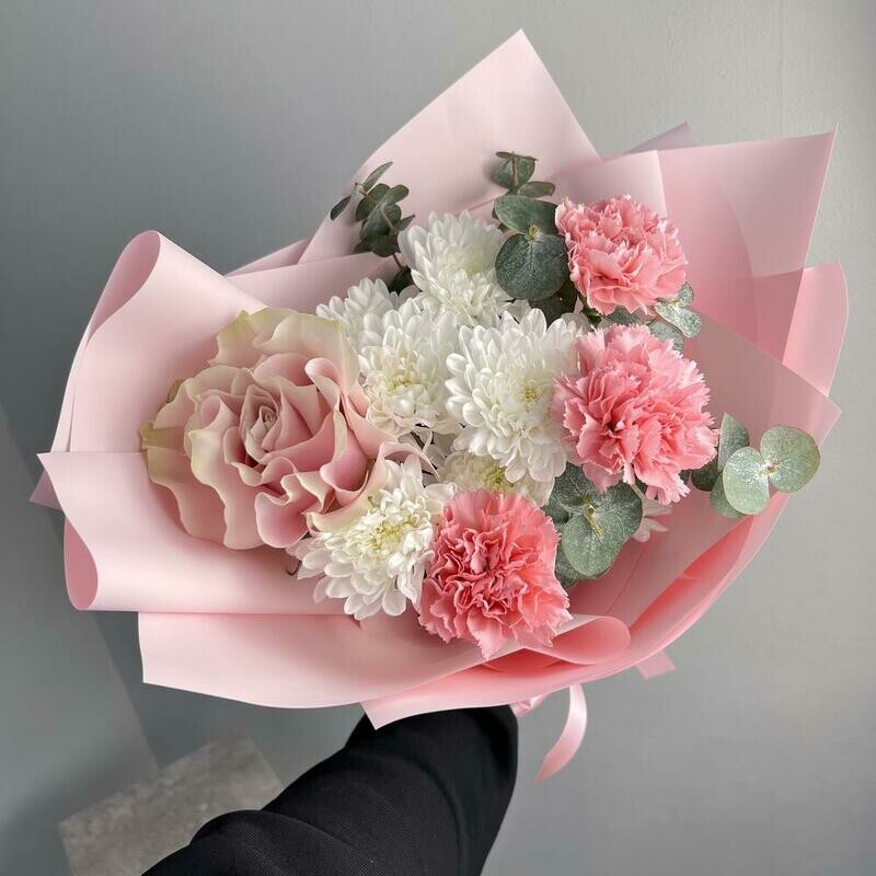 Avtorskij buket s frantcuzskoj rozoj, hrizantemoj i rozovimi diantusami, standart