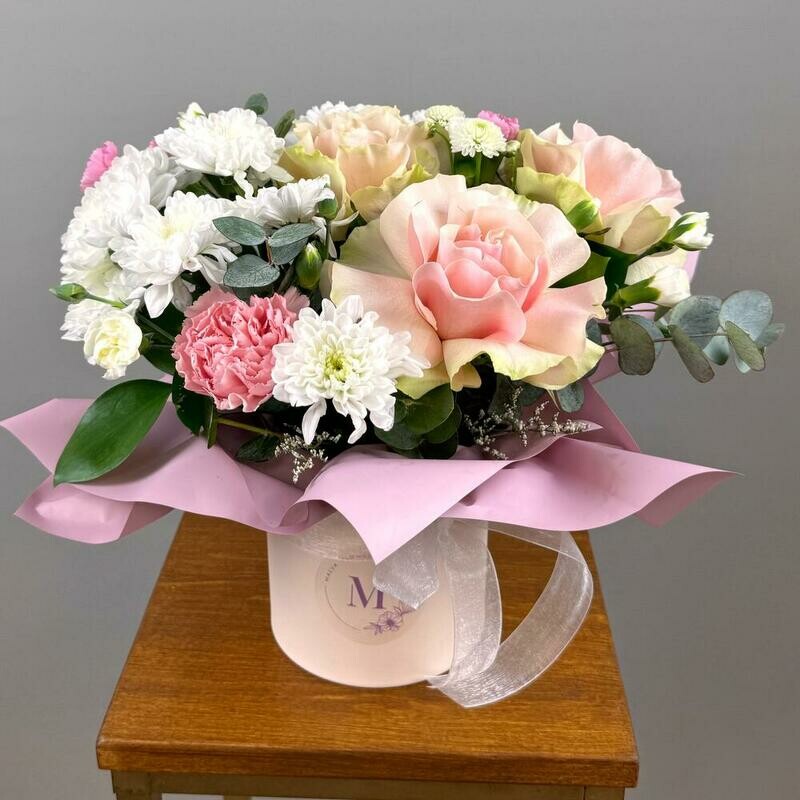 Нежная композиция с французскими розами в коробке, стандартный