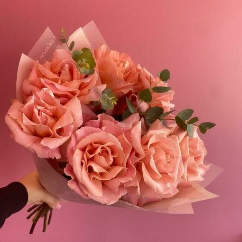 Розовые французские розы с ароматным эвкалиптом, стандартный