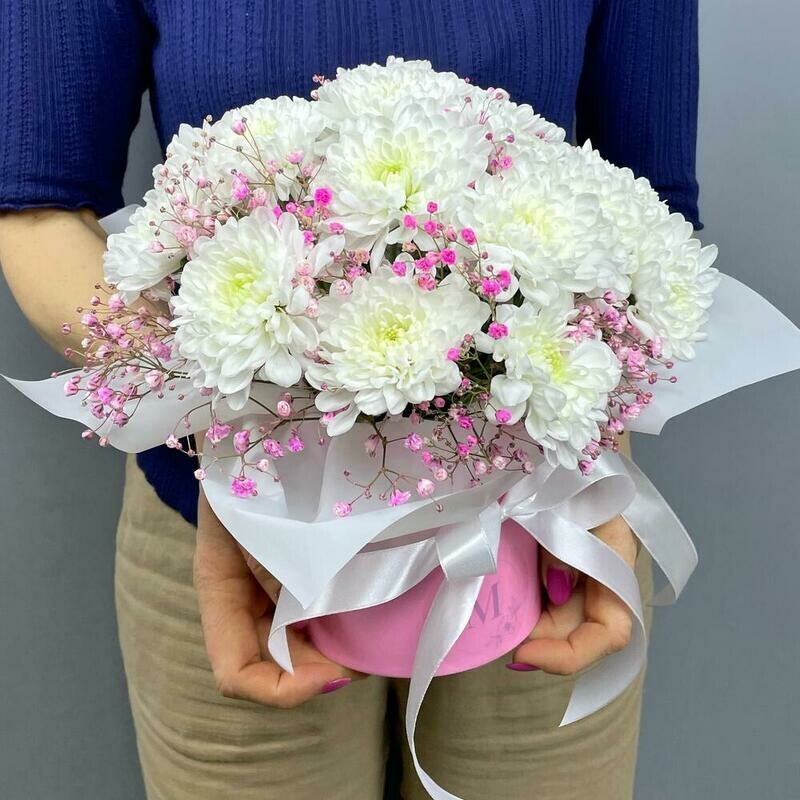 Белые хризантемы с воздушной гипсофилой в коробке, стандартный