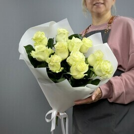 Белые розы в белом оформлении 