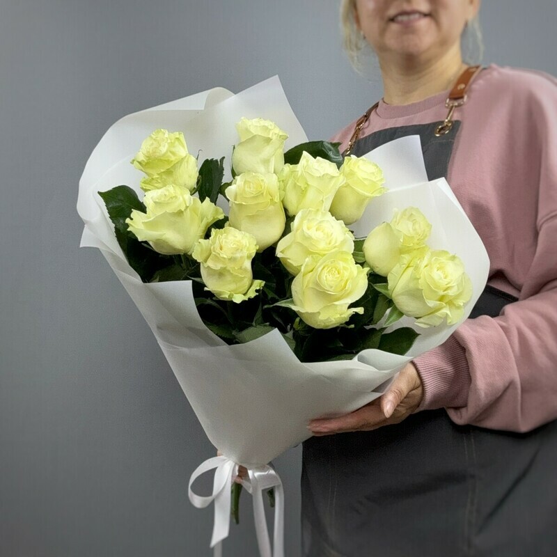 Белые розы в белом оформлении , белый букет с бело-зелёными розами 