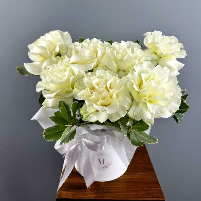 Белые французские розы в коробке, стандартный