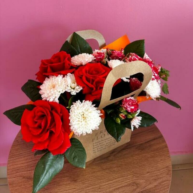 Алые французские розы в стильной сумочке, стандартный