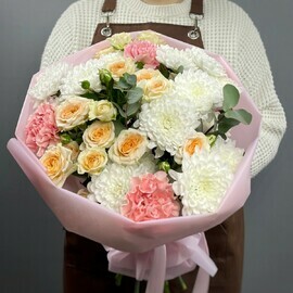 Кустовые розы и хризантемы в нежном сборном букете