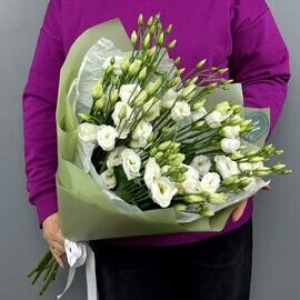 Stil_nij buket s elegantnimi vetochkami eustomi