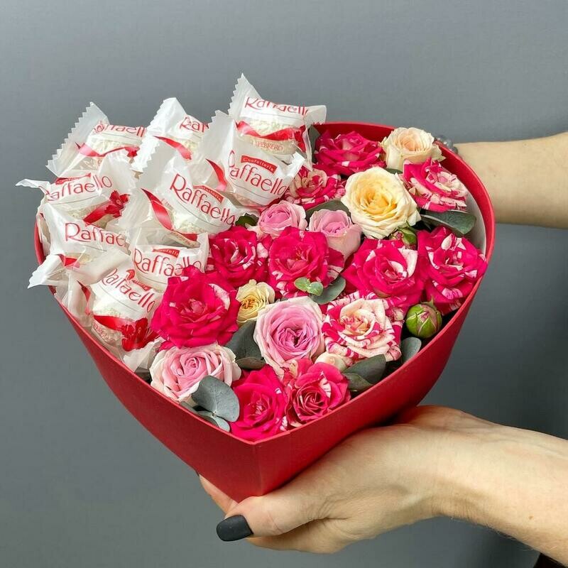 Коробка сердце с кустовой розой и конфетами Raffaello, стандартный