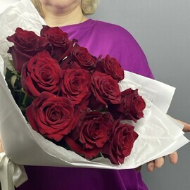 Красные розы 11 штук в белом оформлении