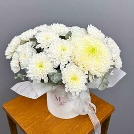 Belaya kompozitciya s hrizantemami v korobke