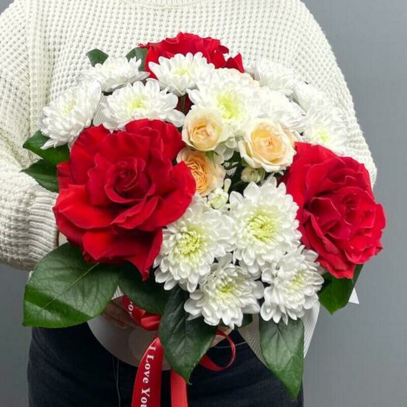 Алые французские розы в коробке, стандартный