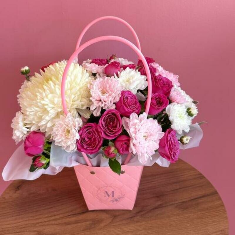 Пионовидные кустовые розы и хризантемы в сумочке, стандартный