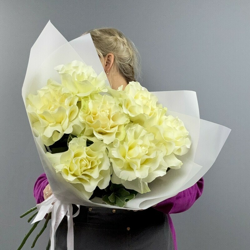 Белые французские розы в стильном букете , стильный букет с белыми французскими розами 