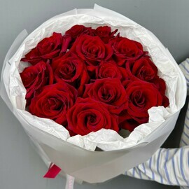 Красные розы в стильном белом офлрмлении