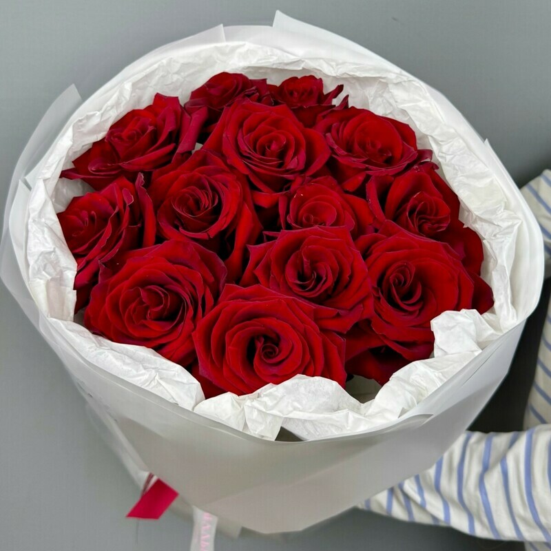 Красные розы в стильном белом офлрмлении, букет из красных роз 