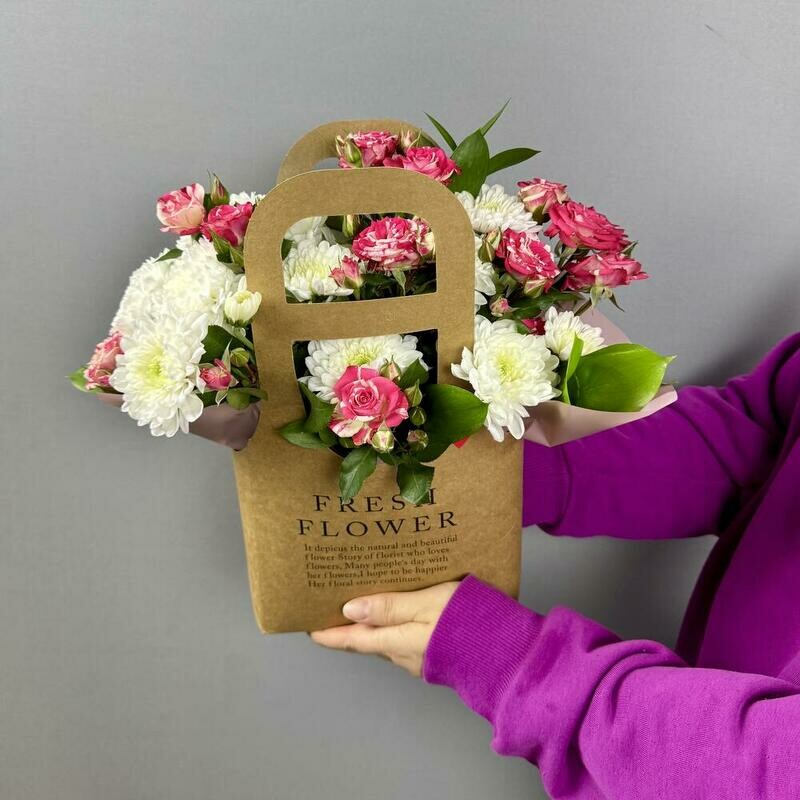 Сумка с кустовыми розами и хризантемой, стандартный