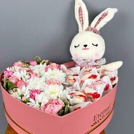 Milaya zajka, konfeti Raffaello i tcveti v korobke serdtce