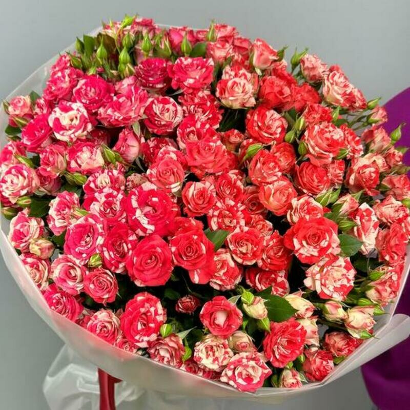 Эффектные кустовые розы в шикарном букете , делюкс