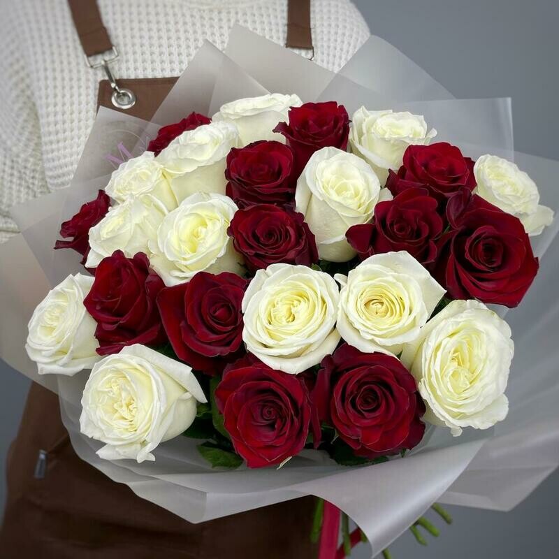 Эффектный букет из красных и белых роз 25 шт, стандартный