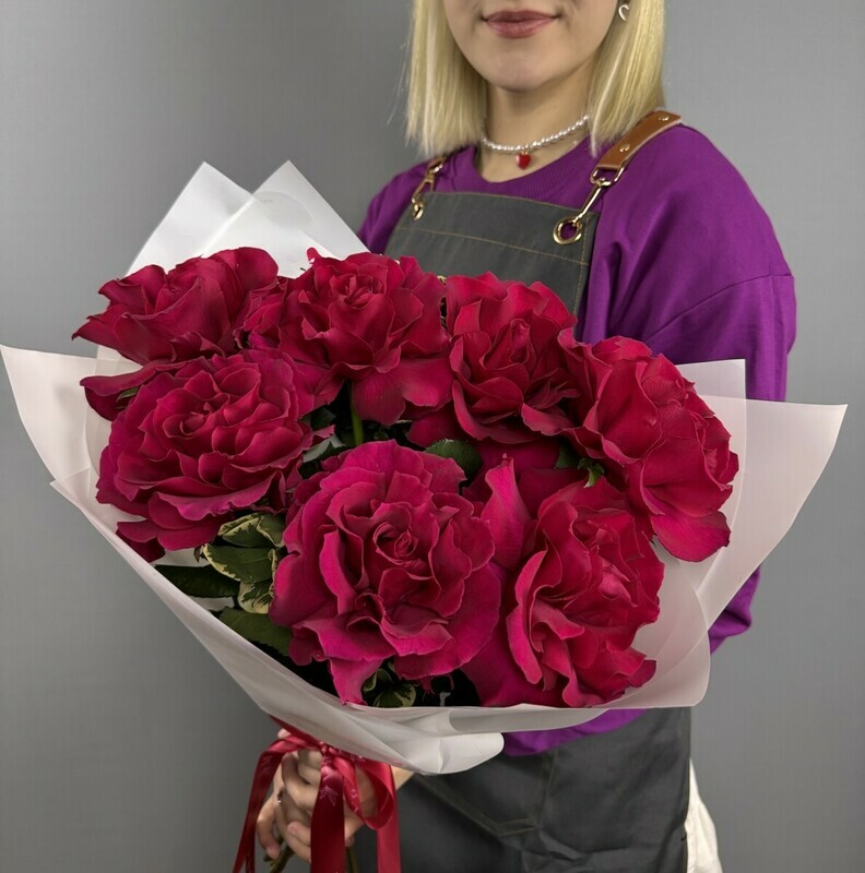 Яркие французские розы в стильном букете, французские розы в стильном букете