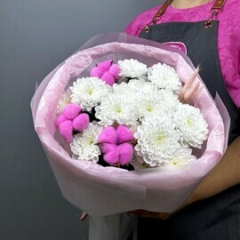Rozovij buket kompliment s hrizantemami