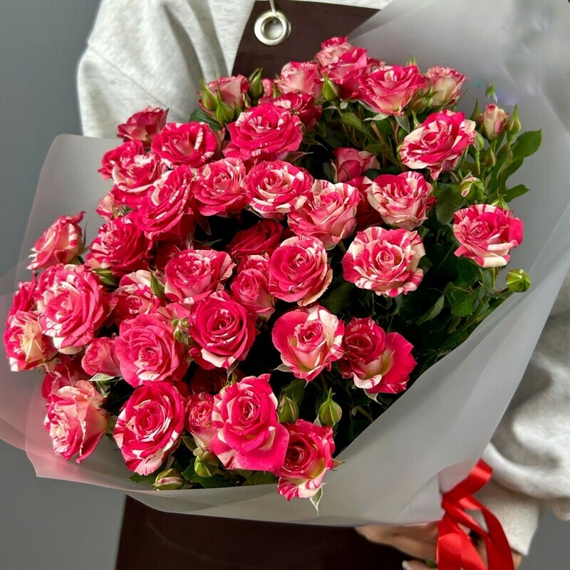 Кустовые розы в воздушном оформлении, яркие кустовые розы в воздушном оформлении 