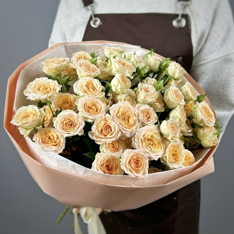 Кремовые кустовые розы в милом букете, кремовые кустовые розы 