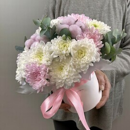 Милая композиция с хлопком и хризантемами в коробочке 