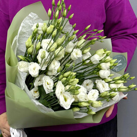 Стильный букет с элегантными веточками эустомы