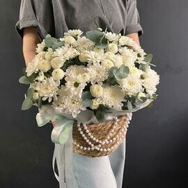 Корзина с кустовыми хризантемами