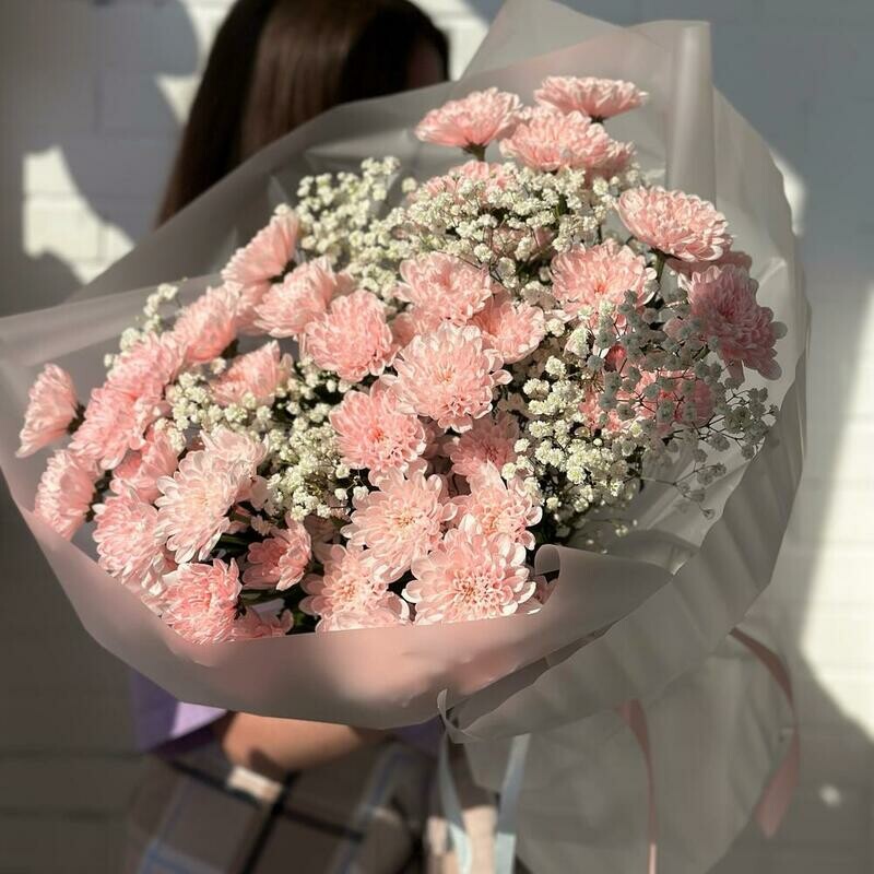 Стойкие хризантемы персик и пушистая гипсофила, стойкие хризантемы персик и пушистая гипсофила