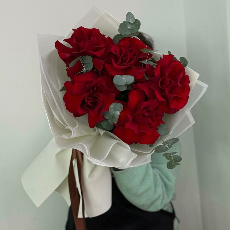 Красные французские розы в букете «Огненный ветер», красные французские розы в букете «огненный ветер»