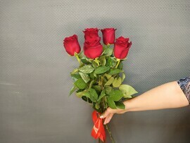 Buket iz 5 roz «Eksplorer» v lente