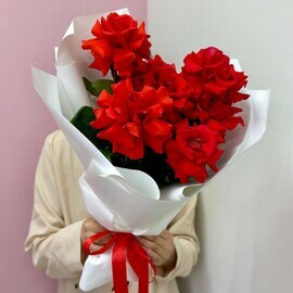 Букет из 7 алых французских роз