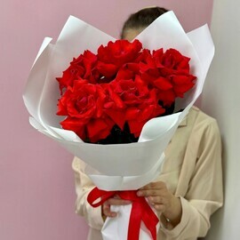 Букет из 5 алых французских роз