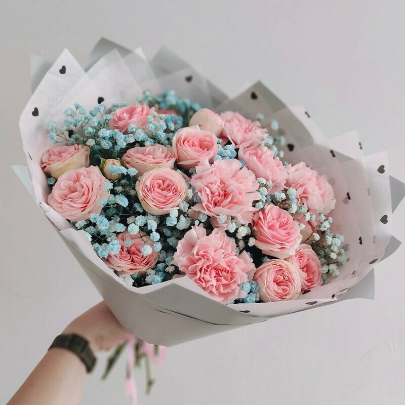 Букет из кустовых роз, диантусов и гипсофил "Аромат весны", стандартный