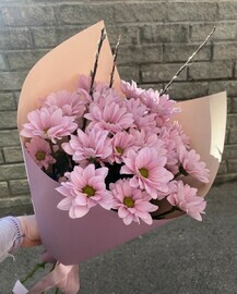 Розовый букет из кустовой ромашковой хризантемы