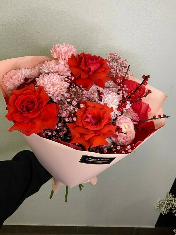 YArkij buket s frantcuzskimi rozami, standart